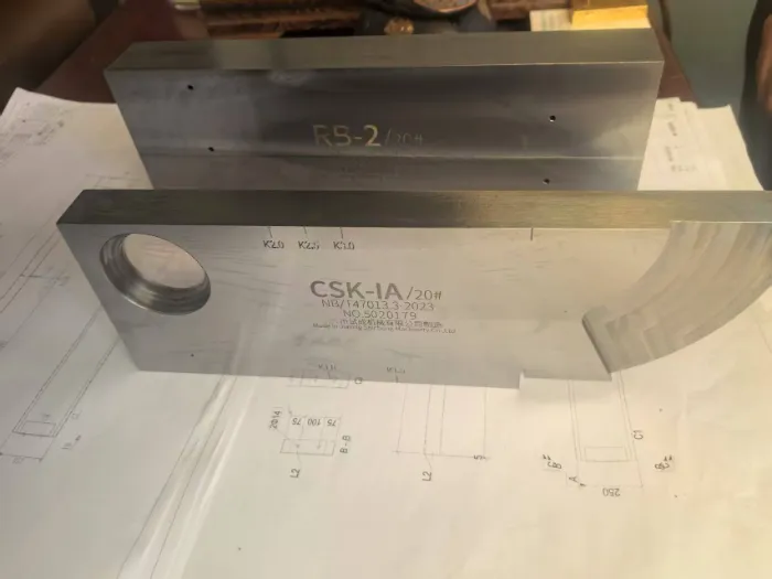 Pelatihan pengoperasian untuk detektor cacat ultrasonik yang baru dibeli di Struktur Baja Qingdao Liweiyuan.